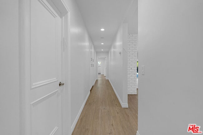 Building Photo - 621 N Bedford Dr