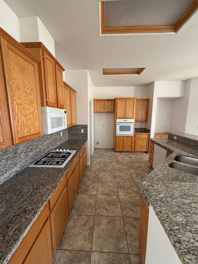 Building Photo - Stylish Southwest Bakersfield Home with Do...