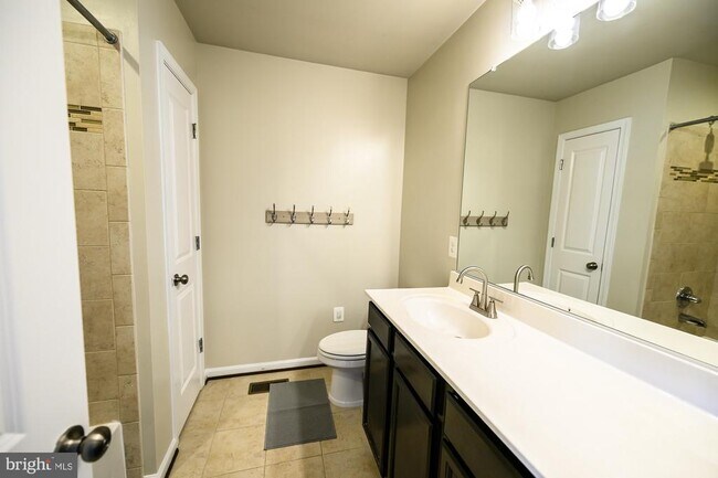 Building Photo - 105 Lantana Ln