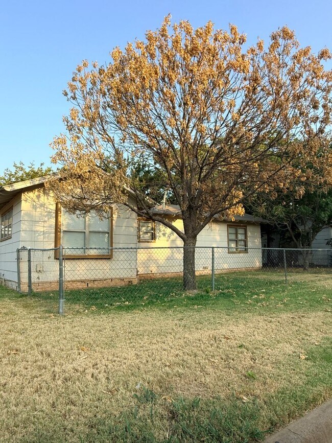 Building Photo - 1 Bedroom 1 Bath - Updated