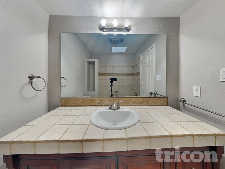 Building Photo - 9800 Denali Rd NE