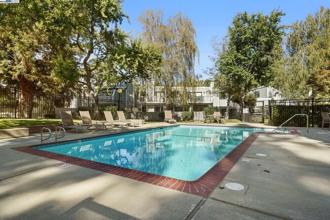 Building Photo - 5227 Riverdale Ct