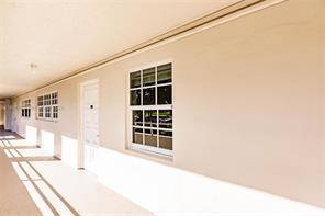 Building Photo - 605 Oaks Dr