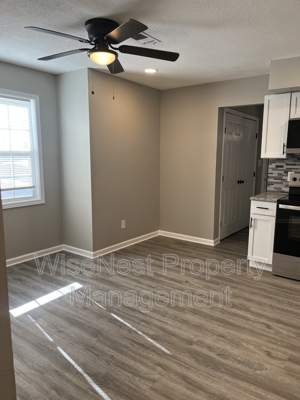 Building Photo - 708 NE Ball Dr