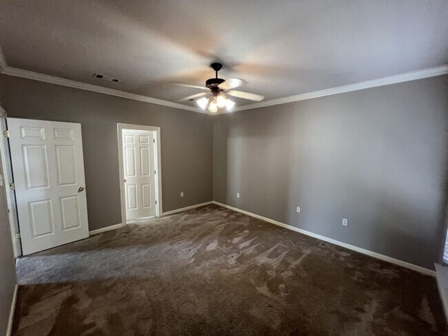 Building Photo - Location!  Location!  3 bedroom, 2 bath ho...