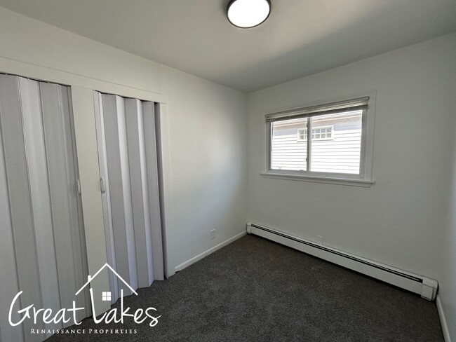 Building Photo - Stunning 3 Bedroom 1 Bathroom now availabl...