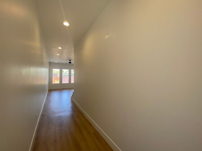 Building Photo - SPACIOUS TOWNHOME AVAILABLE FOR RENT