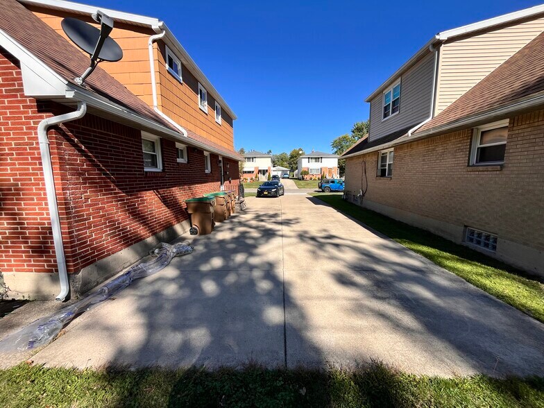 Building Photo - 51 N Seine Dr