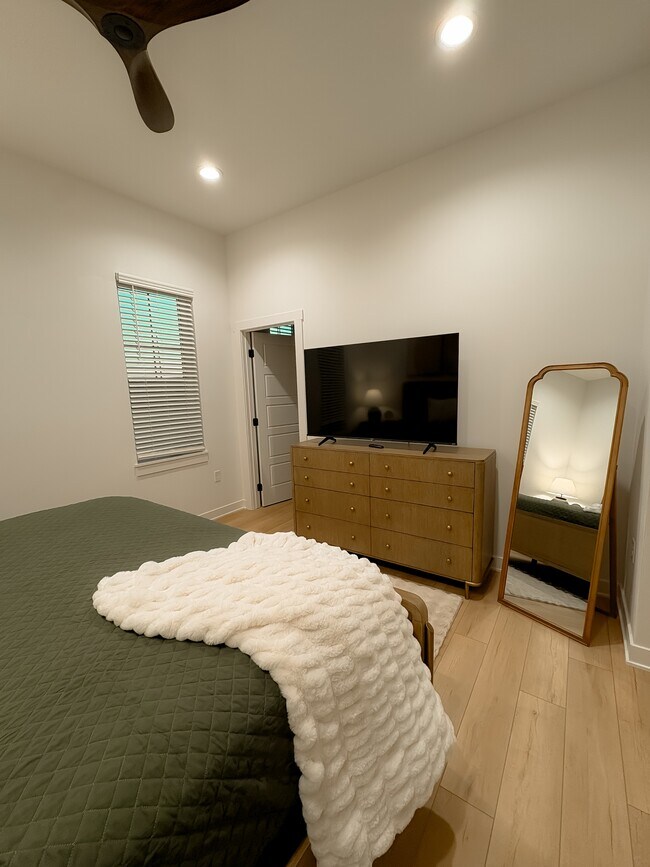 Building Photo - 1204 SW Franklin Dr