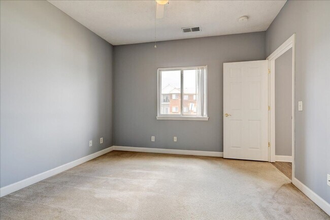 Building Photo - **Swimming Pool*****1 Bed 1 Bath******Cross Pointe Business Park*****LAKE VIEW AVAILABLE