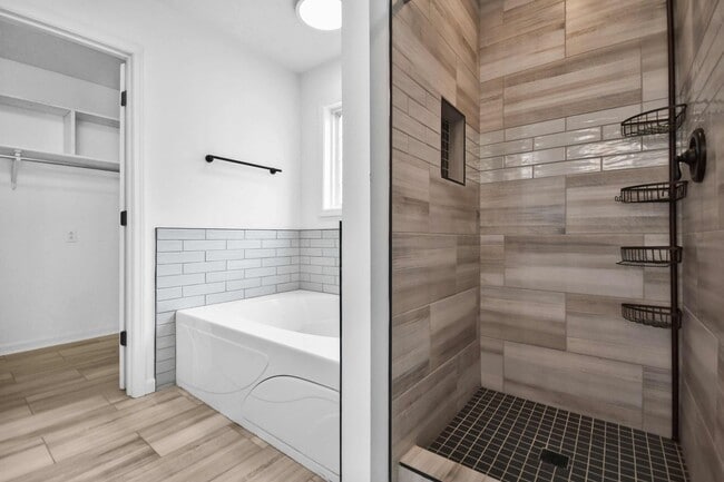 Building Photo - Three Bedroom with Bonus!