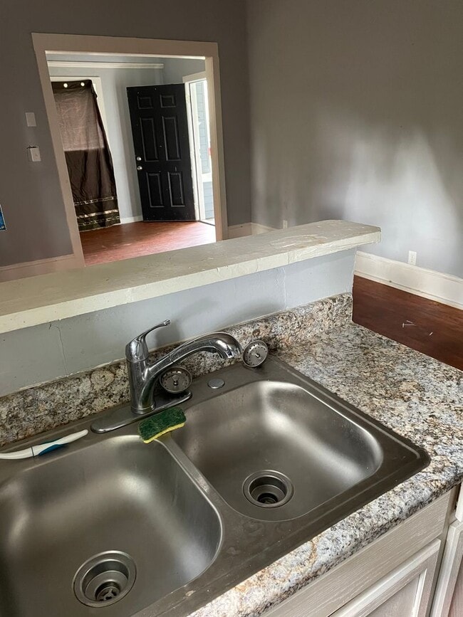 Building Photo - Remodeled 1 Bedroom Apartment near LSUS
