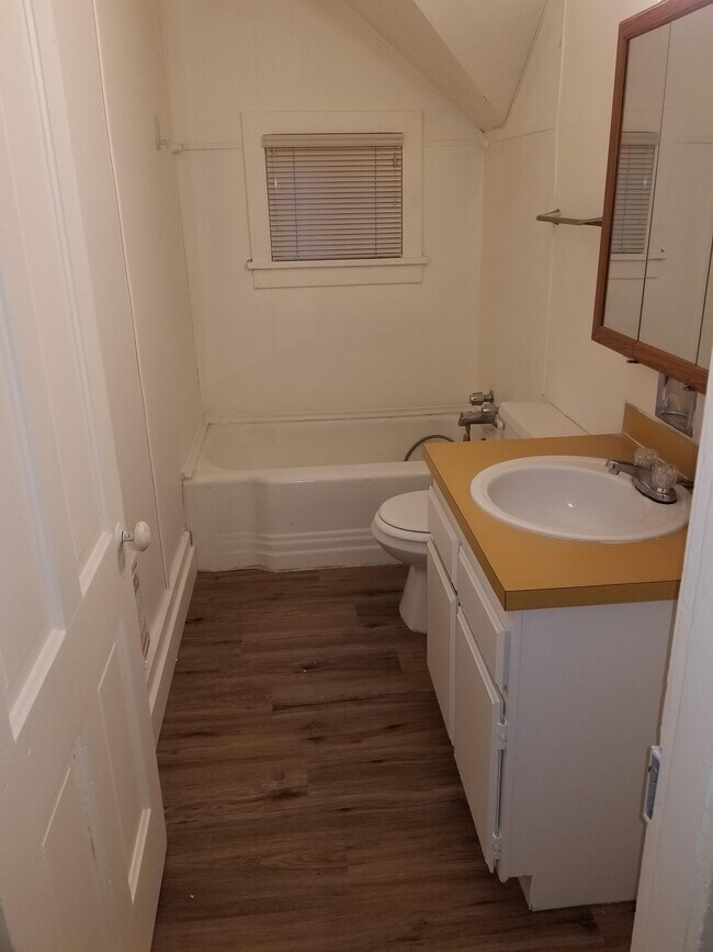 Building Photo - 10 N Touchet St