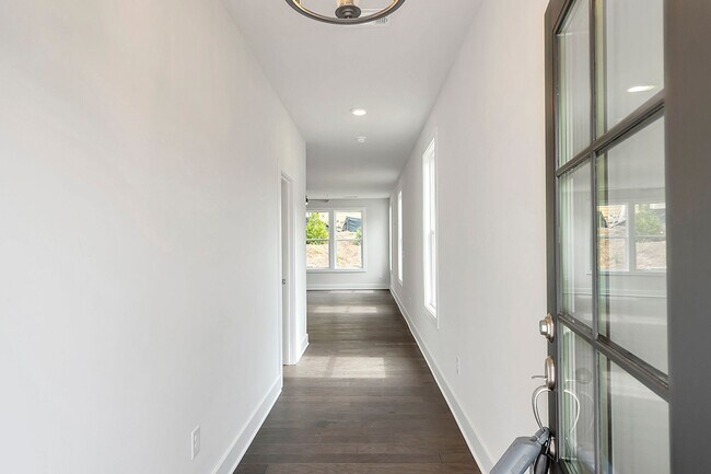 Building Photo - Luxury Westshore Townhome