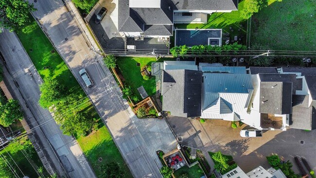 Building Photo - 4005 Woodshire Vlg Ests