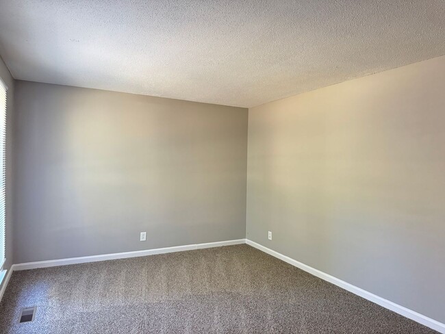 Building Photo - 3 Bedroom/1 Bath near shopping off Wilma R...