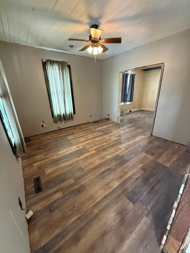 Building Photo - 2254 Lee Ave