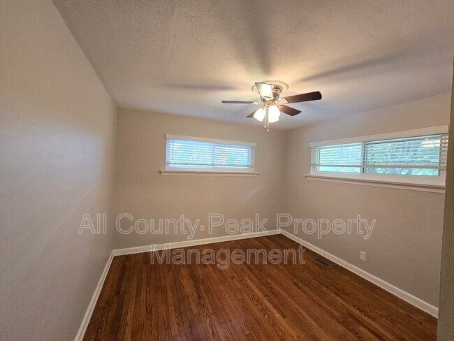 Building Photo - 3934 Kensington Dr