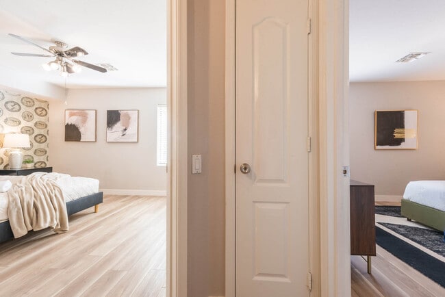 Building Photo - 5924 E Woodridge Dr