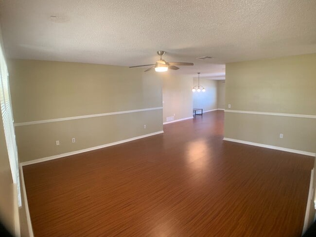 Building Photo - Lake front home with Lots of space