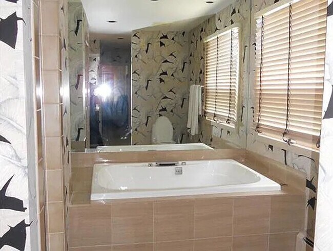 Building Photo - 955 Royal Arms Dr