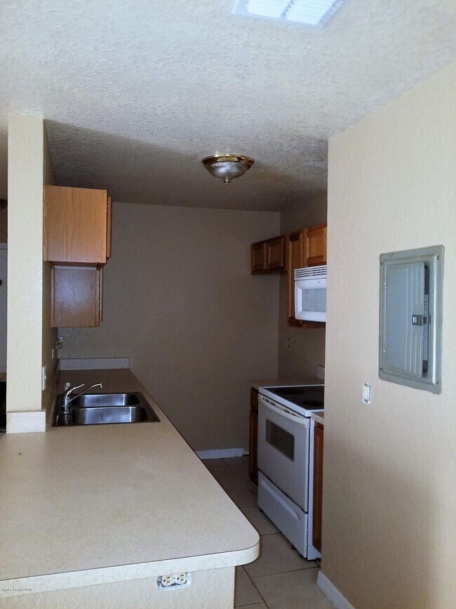 Building Photo - 220 Columbia Dr