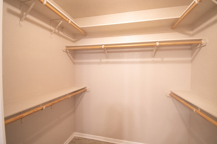 Walk in closet in master bath - 5302 Leadville Dr