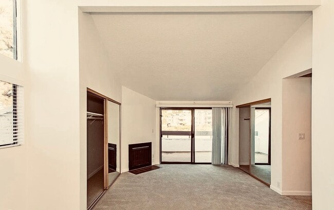 Building Photo - Modern Comfort with Stunning Views in La C...