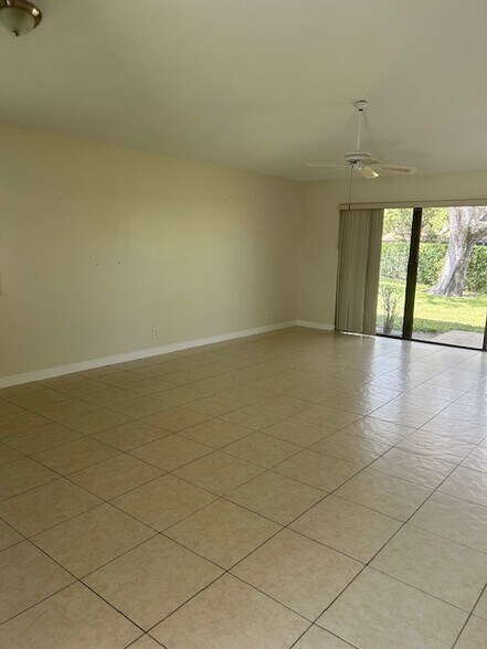 Building Photo - 112 Club Dr