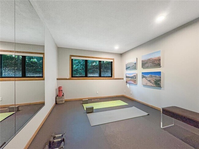 Building Photo - 13900 Hill Ridge Dr