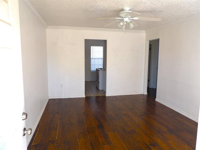 Building Photo - 1159 NW Ozmun Ave