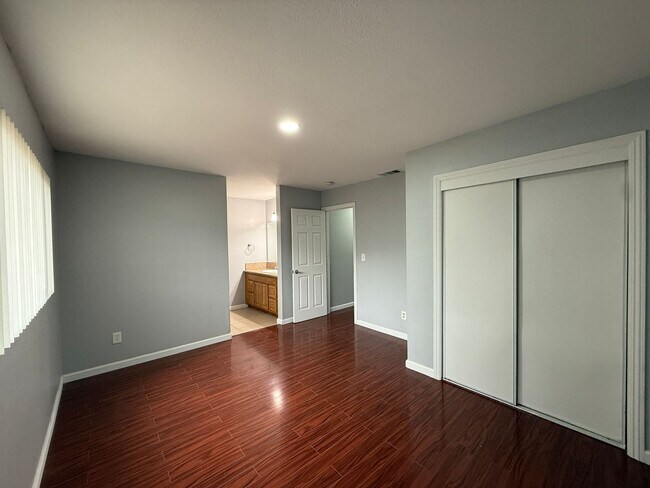 Building Photo - Bright Updated Single Story Home