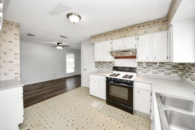 Building Photo - 1324 Bennett Dr