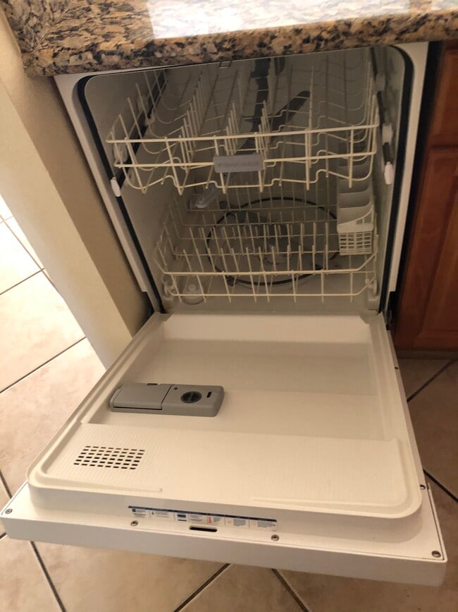 Building Photo - 32 Lakeview Cir