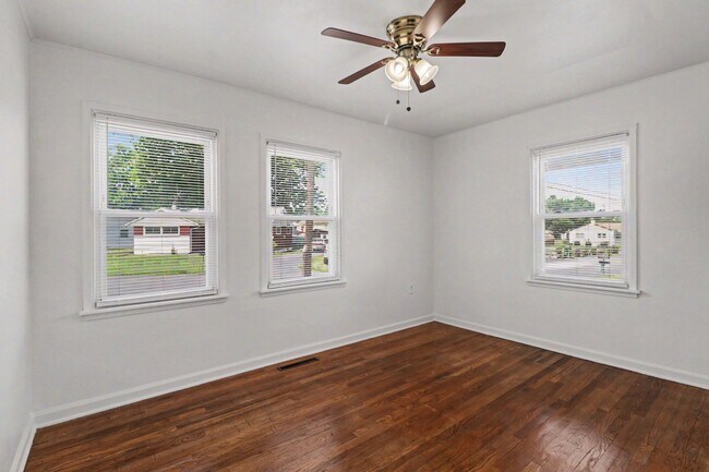 Building Photo - 105 Maple Dr