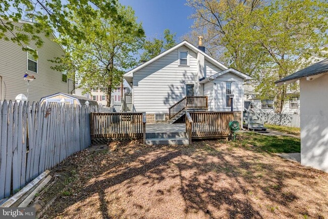 Building Photo - 427 Buttonwood St