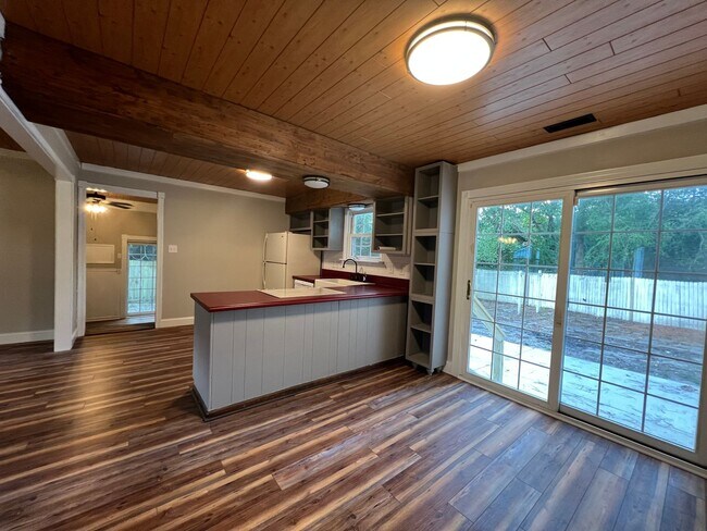 Building Photo - Cute 3 Bed 2 Bath!