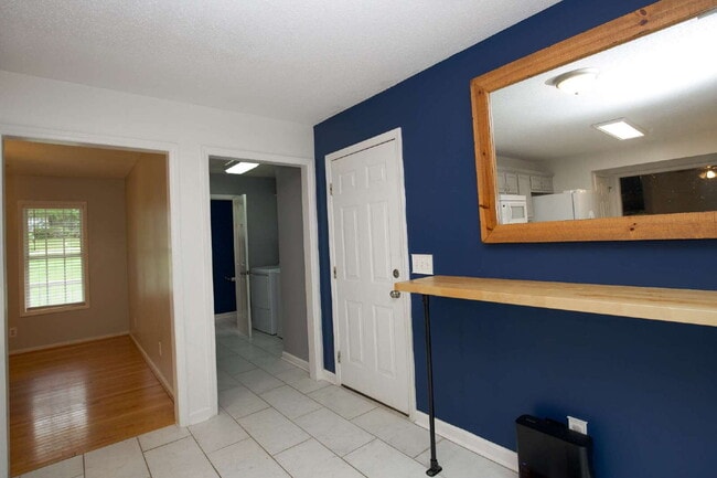 Building Photo - Charming 3 Bedroom, 2,5 Bath home with hug...