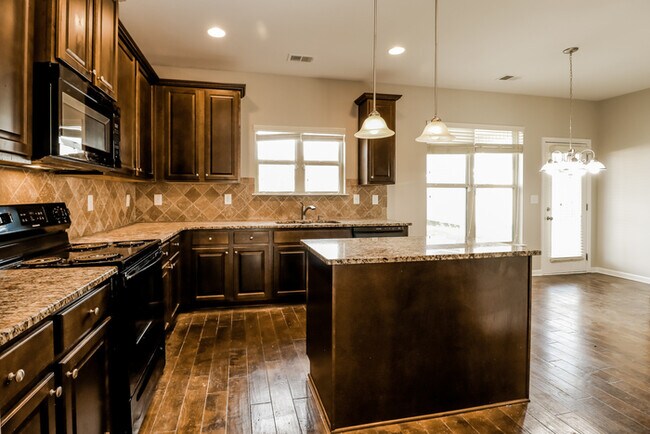 Building Photo - 2750 Huntcliffe Dr