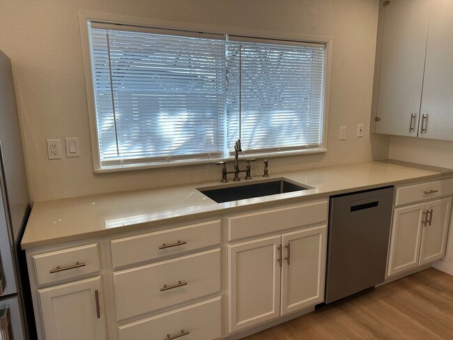 Building Photo - Beautiful high end 1 bedroom duplex with office!