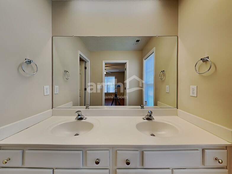 Building Photo - 160 Charlotte Ct