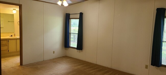 Building Photo - 3 Bedroom/3 Bath home in Archer FL