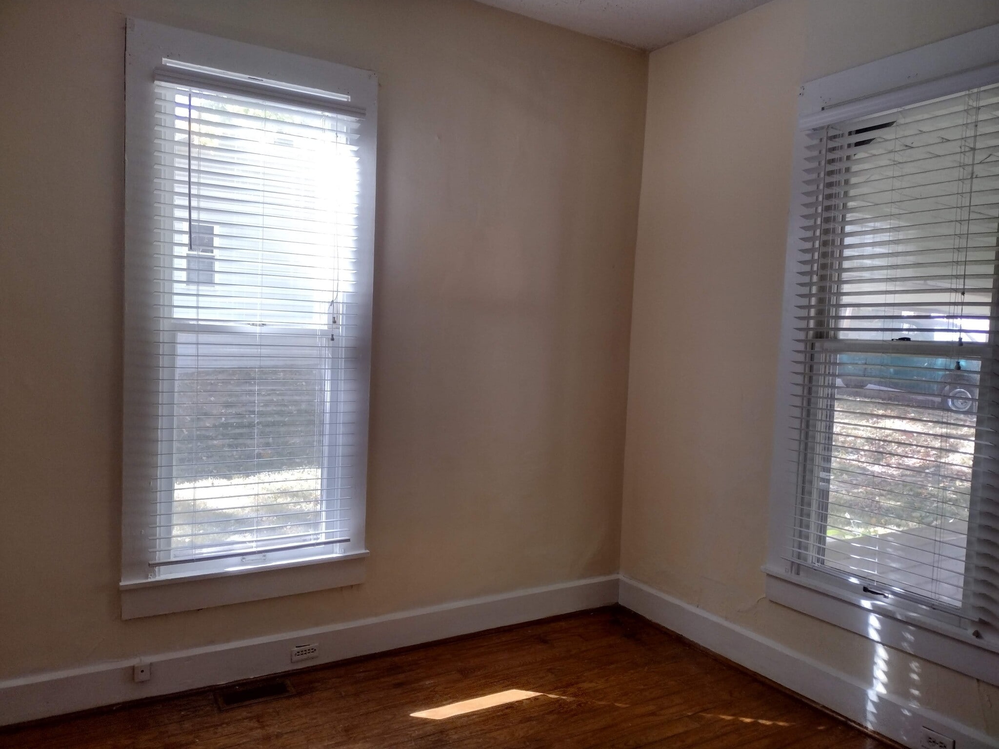 Building Photo - 705 W 13th St