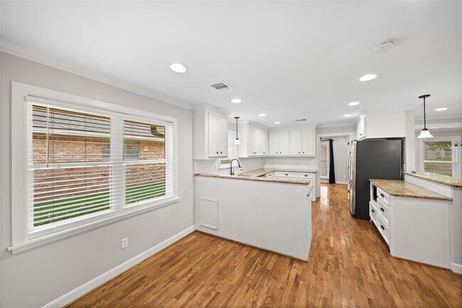 Building Photo - 1810 Droxford Dr