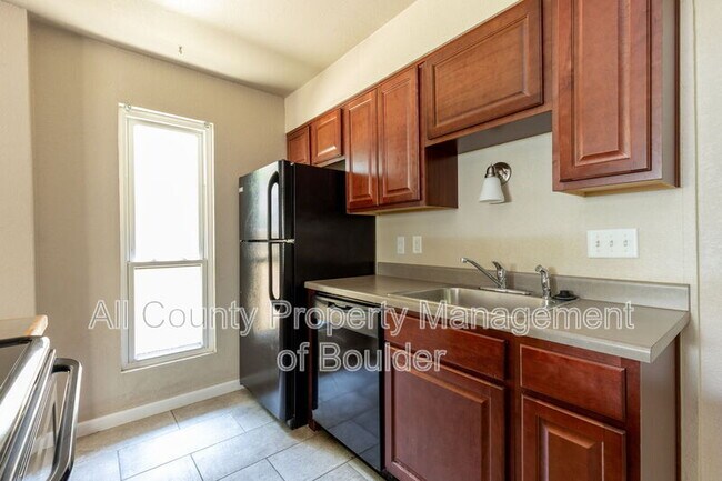 Building Photo - 695 Manhattan Dr