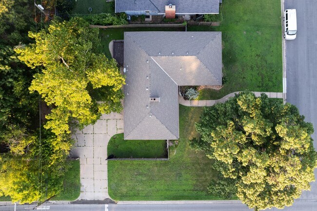 Building Photo - Mid-Century 3 Bedroom in Pine Valley Estates