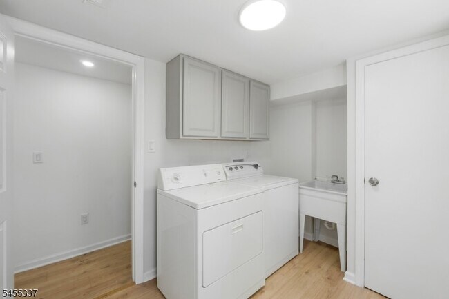 Building Photo - 33 Larchmont Rd