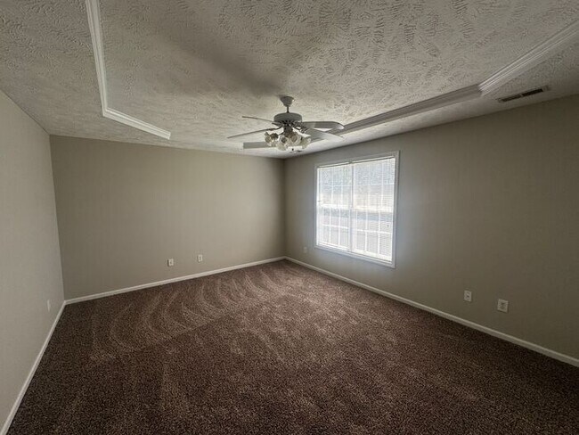 Building Photo - Spacious 3 Bedroom, 2.5 Bath Home with Bon...