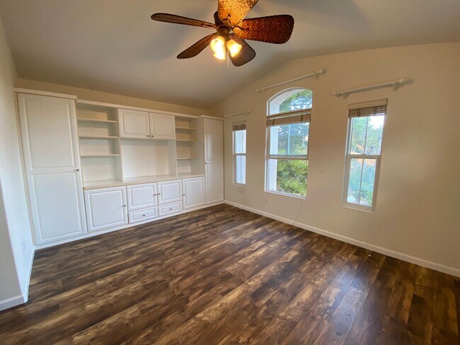 Building Photo - Desirable 5br3 car garage executive home b...