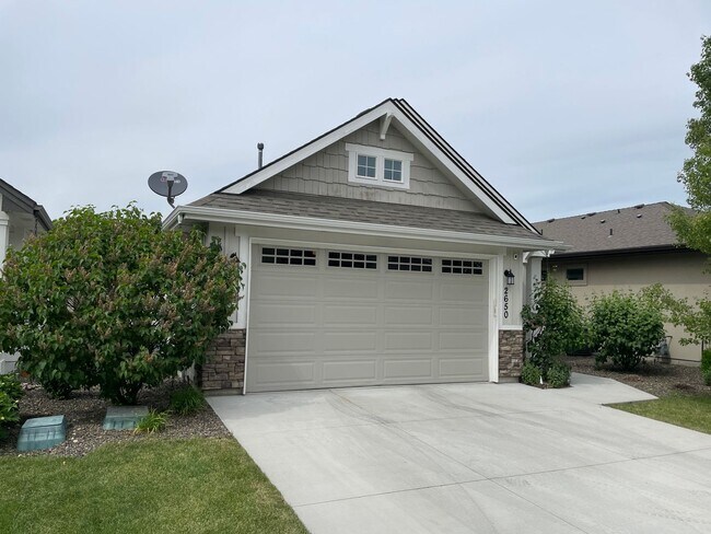 Building Photo - Elegant Single-Level Villa in Sought-After...